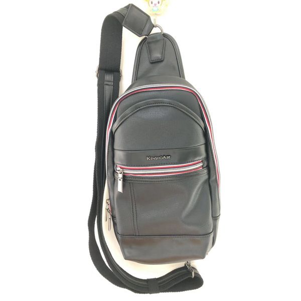 男の胸のカバン